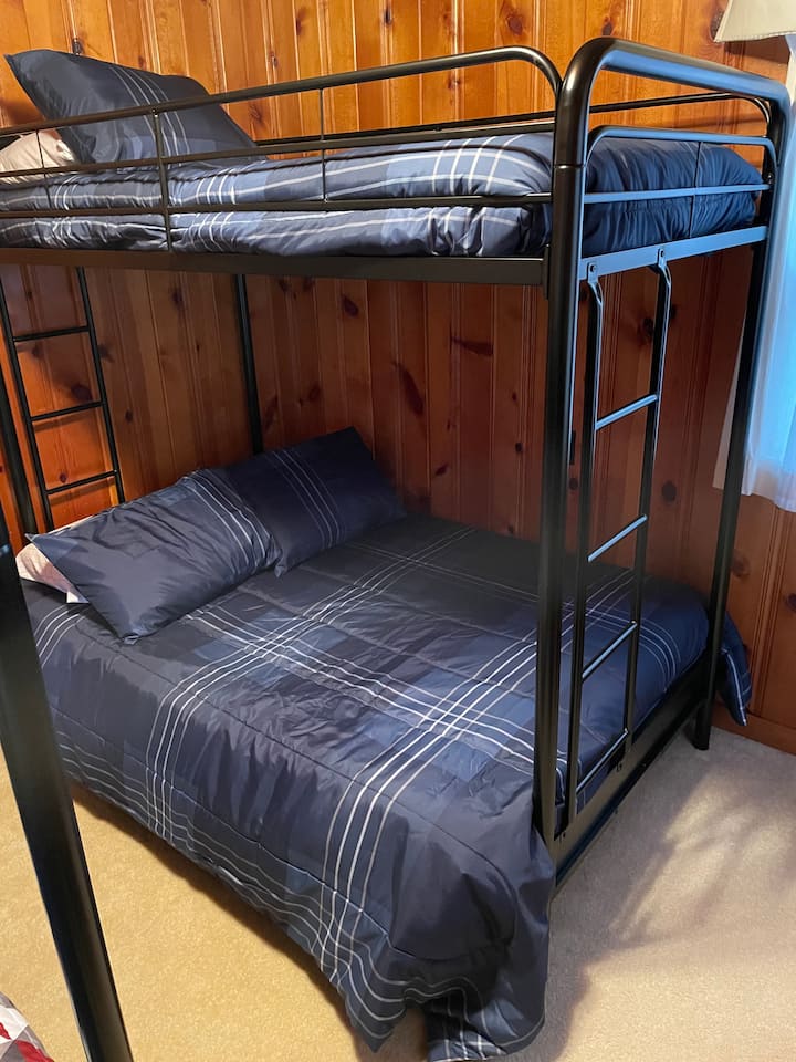 Საძინებელი № 2 
ზედა და ქვედა ორსართულიან საწოლებს სძინავს  სამი.