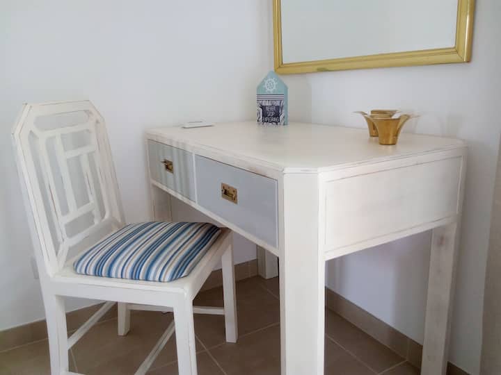 ห้องนอนโต๊ะทำงาน