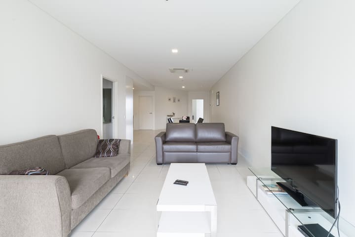 Adelaide CBD Central Market Large 2BR Apt FreeWiFi