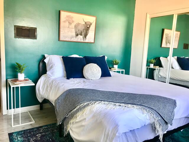 Stunning two bedroom apartment with a view! gallery image 2