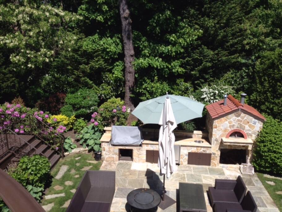 Outdoor Kitchen with Pizza Oven