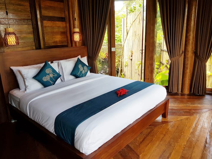 De houten unieke designhuisjes met buitenbadkamer zijn omgeven door glazen ramen.