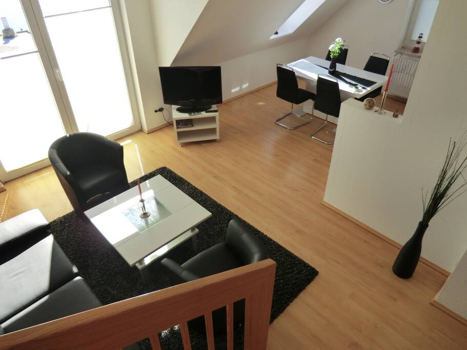 Blick von der Treppe in das Wohnzimmer und den Essbereich