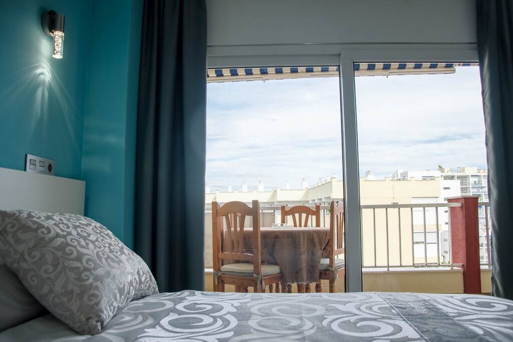 cama de matrimonio y balcón