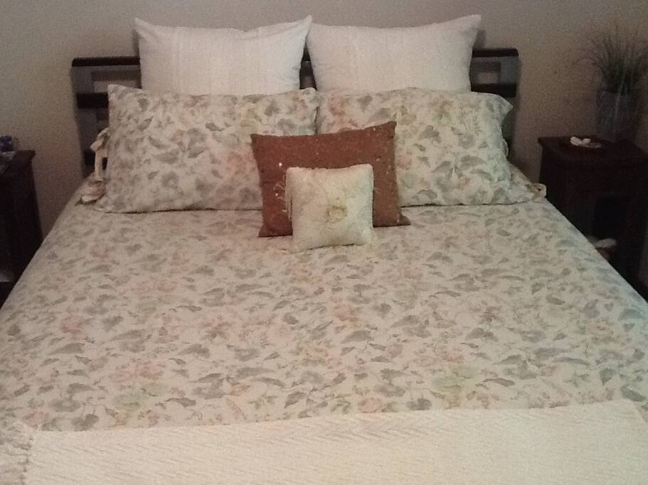 Good quality linens & pillows.