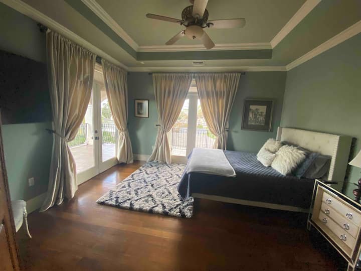 Dormitorio en planta alta con balcón 