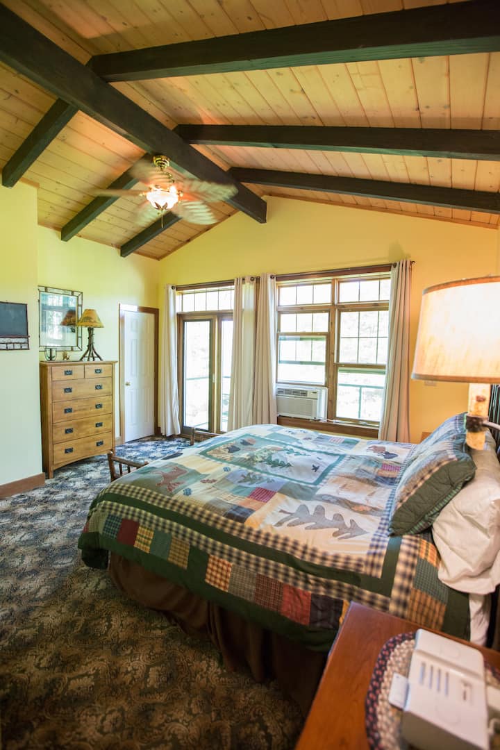 キングサイズのベッドを備えたマスターベッドルームには、夏季用のエアコンユニットがあります。