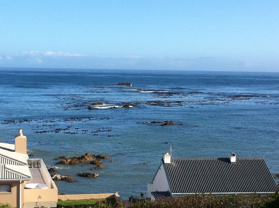 50 metres from water. Only 1 line of lower lying houses in front(only 3 houses on the rocks).