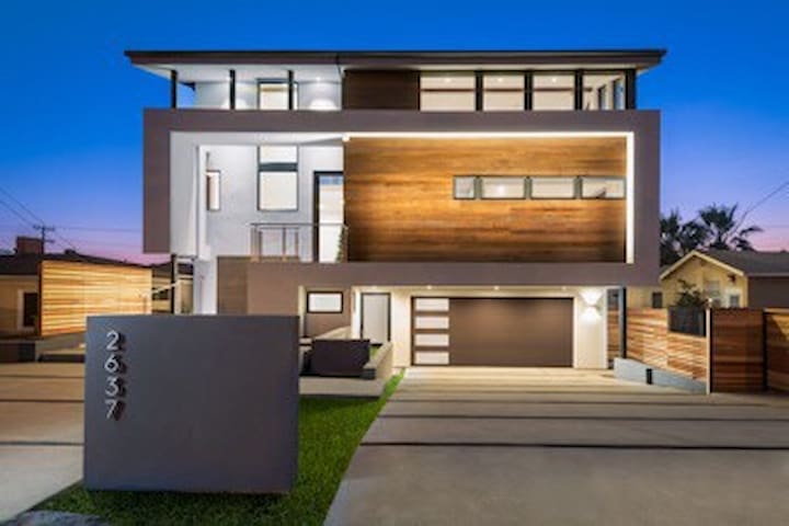 New Modern Guest House AT THE BEACH in Carlsbad.