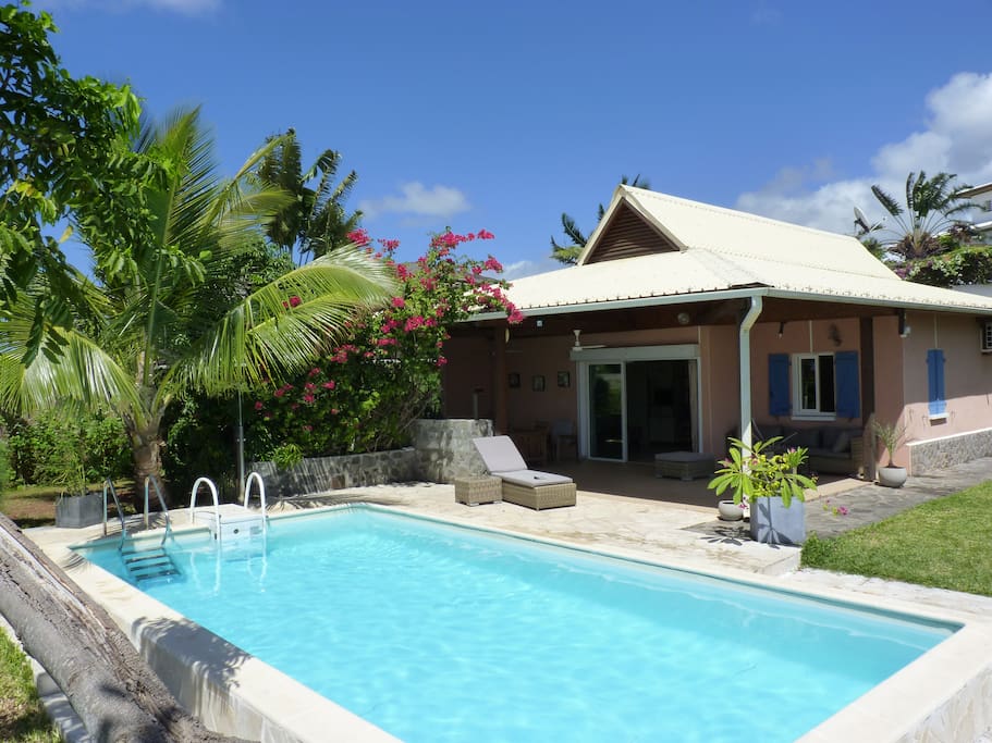 piscine avec vue lagon et jardin tropical