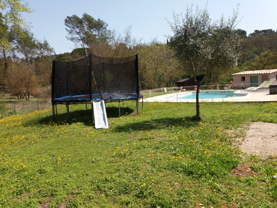 Vue piscine et trampoline