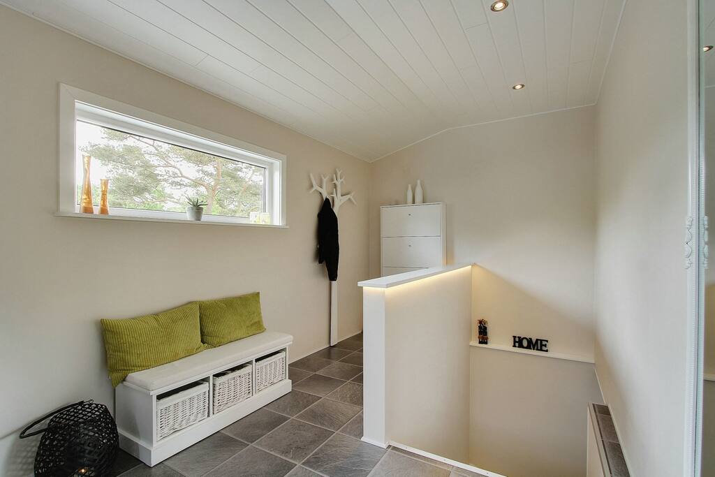 Entre, garderobe og nedgang til kælder.
