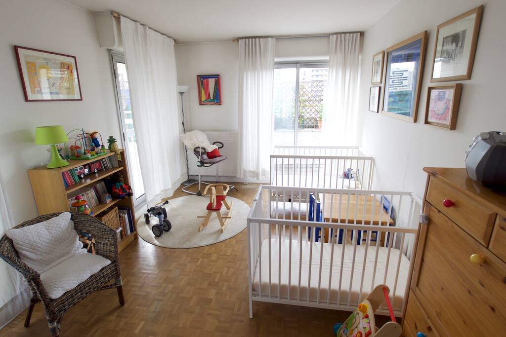 Kids bedroom/convertible into adult room (simple bed)