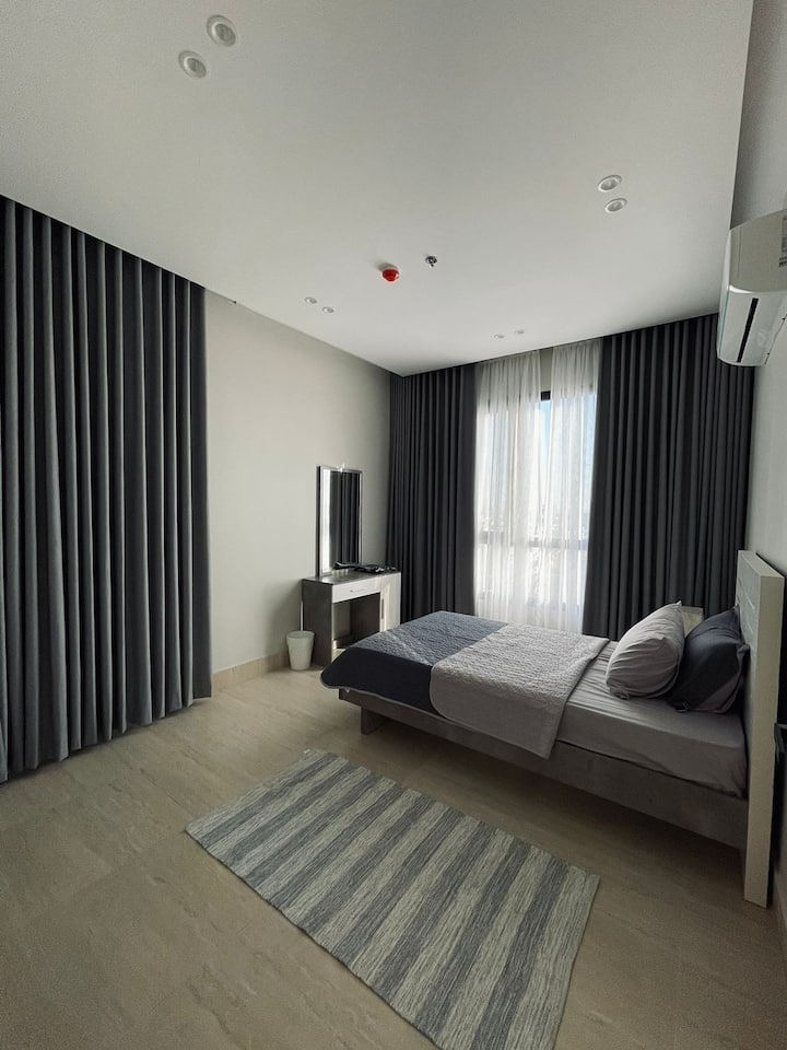 חדר שינה יחיד עם גשר, ים ונוף לעיר עם מרפסות צדדיות 