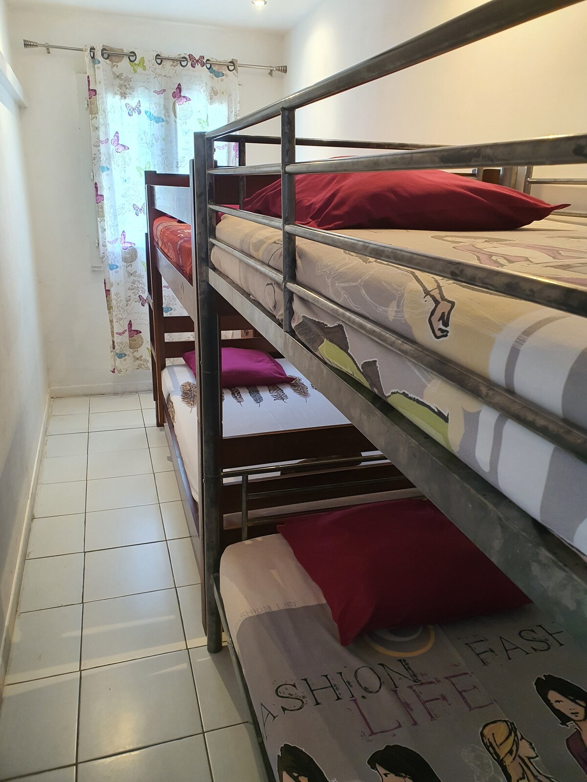 Oficina convertida en habitación, apta para niños ya que es pequeña. Esta tiene 2 literas (4 camas).