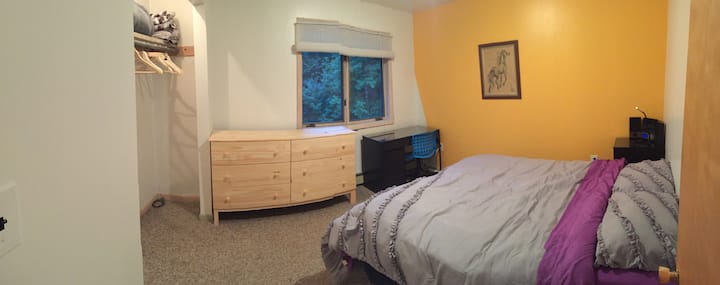 ห้องสีเหลือง - อาคารฝั่งตะวันออกชั้น 2

ตู้เสื้อผ้าขนาดใหญ่
โต้ะทำงาน
โต๊ะข้าง
ตู้เสื้อผ้าขนาดใหญ่
เตียงควีนไซส์
สเตอริโอพร้อมซีดีและนาฬิกาปลุก