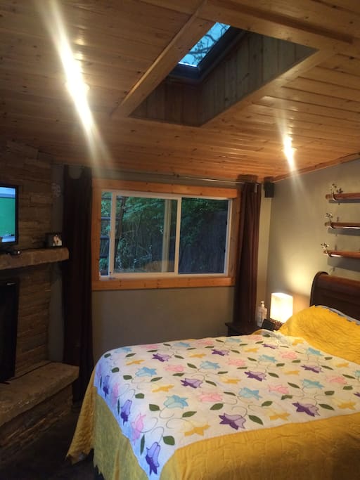 Private bedroom
Queen Bed