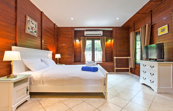 1ª camera da letto, letto king-size con materasso a molle tascabile di alta qualità. 
Bagno interno .