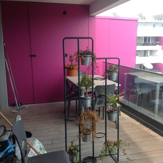 Terrasse avec table et chaises .