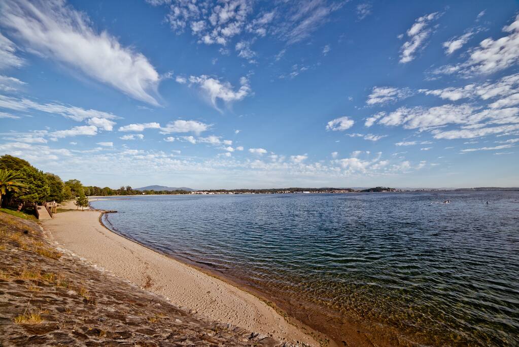 Playa Barraña - SAltiño. Es la playa urbana de Boiro y se encuentra a 200 metros del apartamento. Se trata de una playa de aguas tranquilas que cuenta con un paseo marítimo de 3 Km y una interesante infraestructura deportiva y de ocio con parques infantiles, carril bici y campos de fútbol y voley playa.