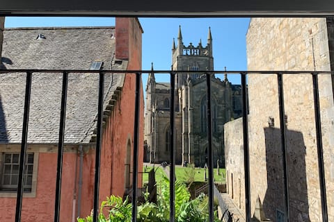 Luxury apartment overlooking Dunfermline Abbey