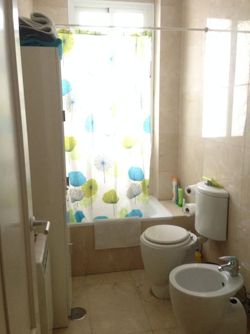 Baño propio con bañera.