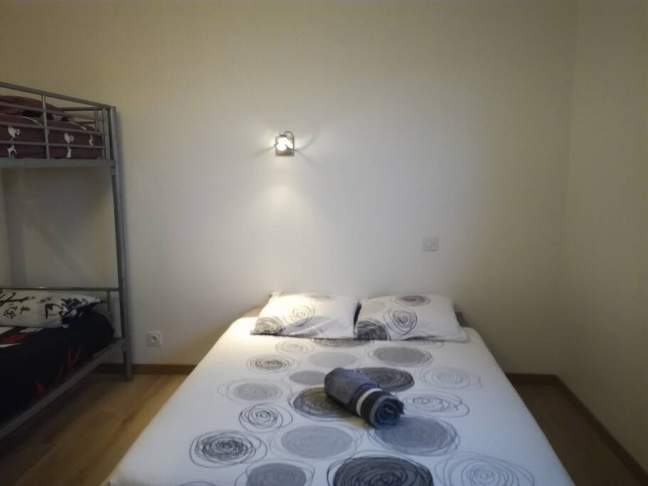 Votre chambre : le lit 2 places de 140 cm
