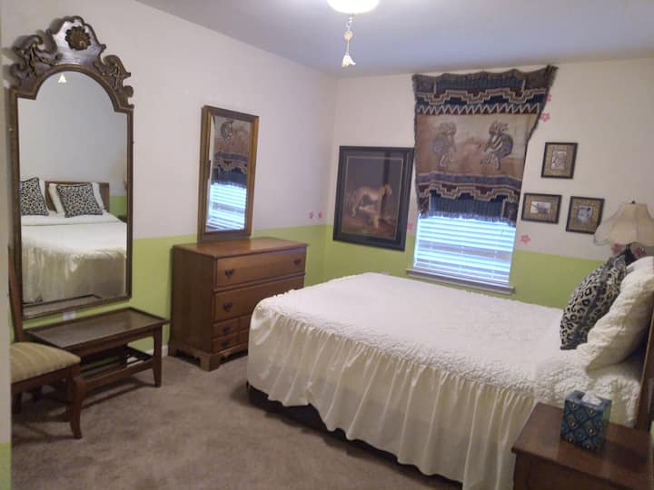 Спална соба на западната страна со брачен кревет (широк 150-179 см)