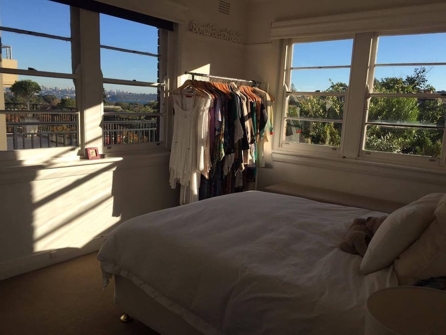 Bedroom 1- Queen Bed