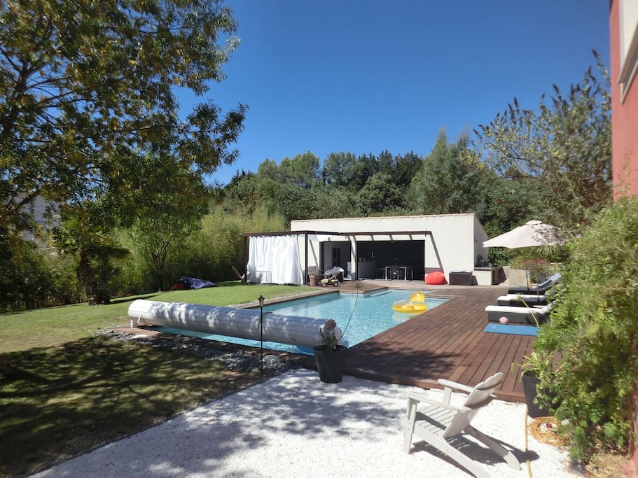 Piscine sécurisée (12 X 5m) / Secured pool (12 X 5m)