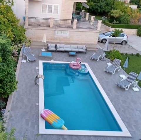 Villa 4US with pool