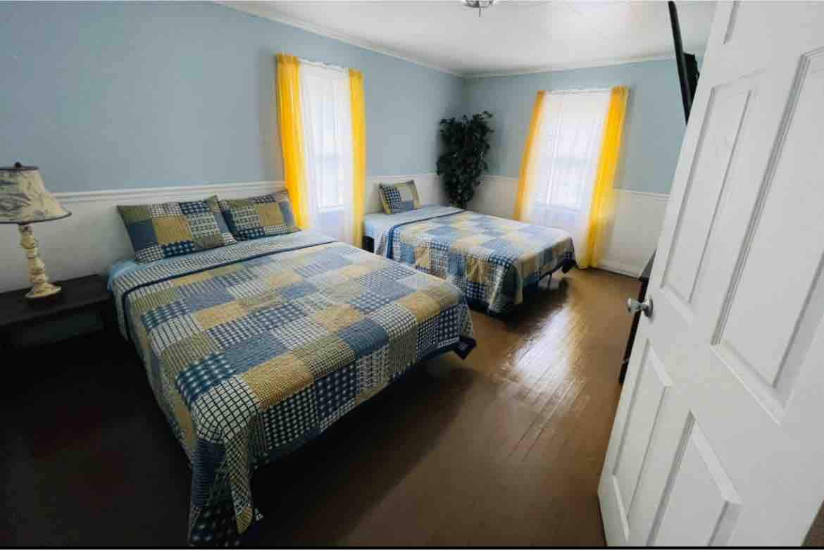 Dy dhoma gjumi dopio "queen" në katin e poshtëm 