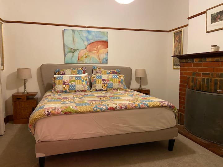 ห้องนอนคิงไซส์พร้อมเตาผิงแบบเปิด 