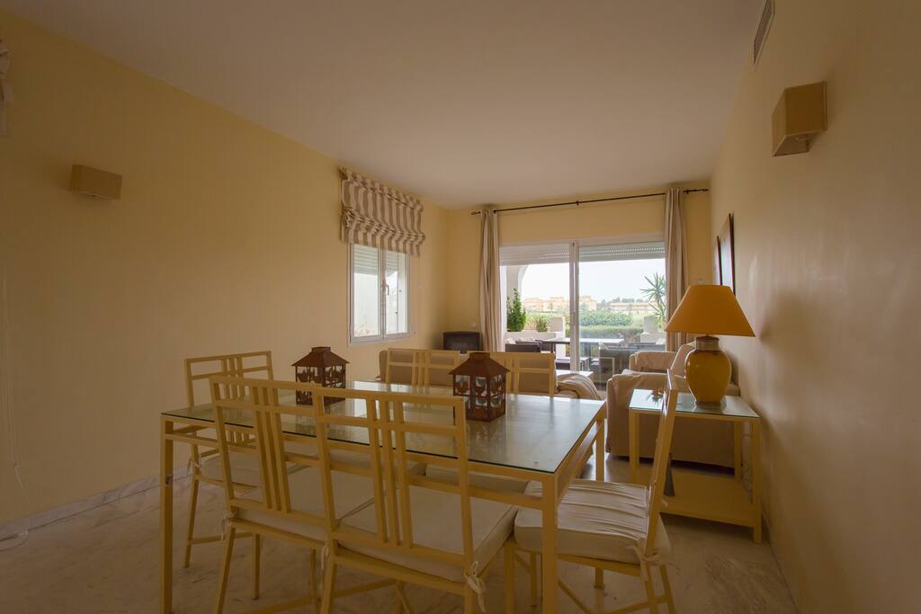 Vista parcial de salón-comedor