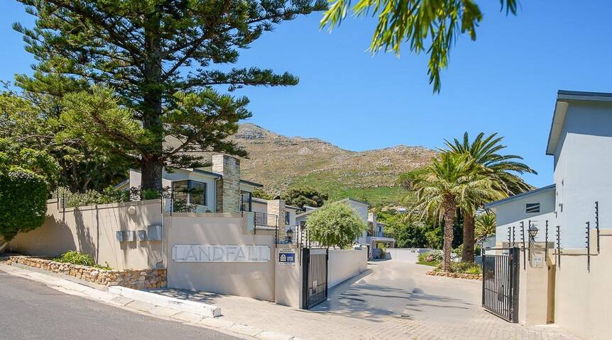 Sentinel View. 4 bedroom modern holiday home. gallery image 2