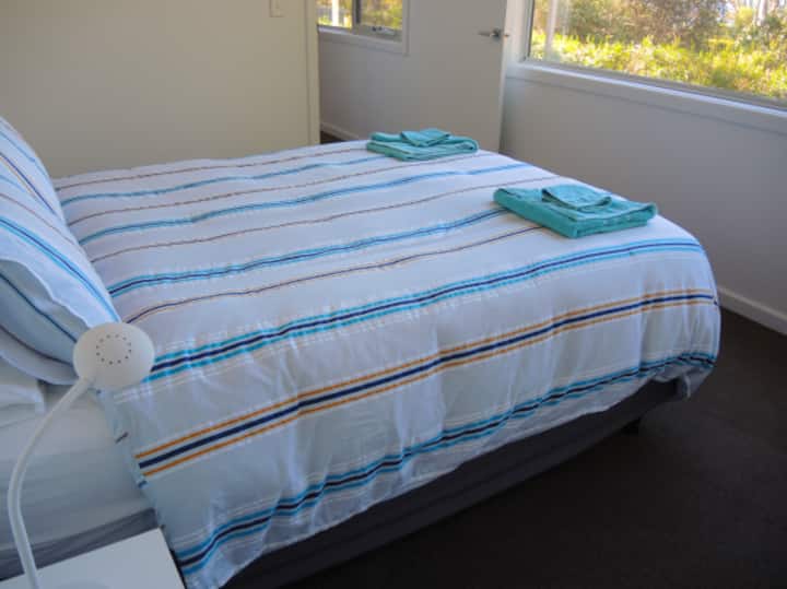 Втора спална соба со брачен кревет (широк 150-179 см) и поглед кон вода