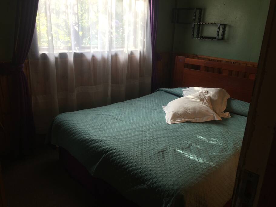 Habitación con cama matrimonial.