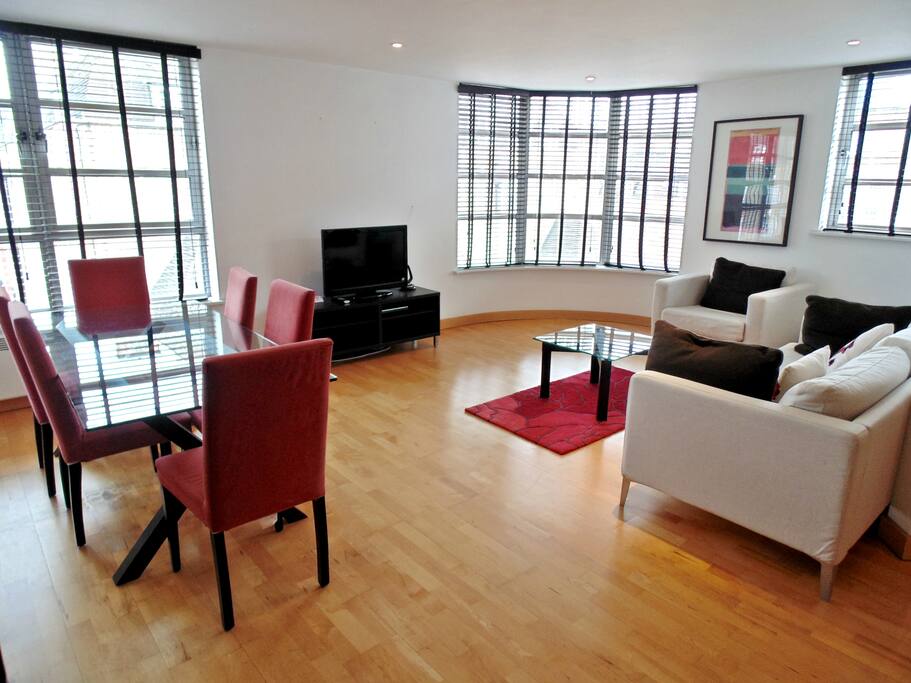 Lounge & Dining Area