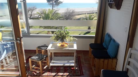 Direct to the beach (150 m) with private parking