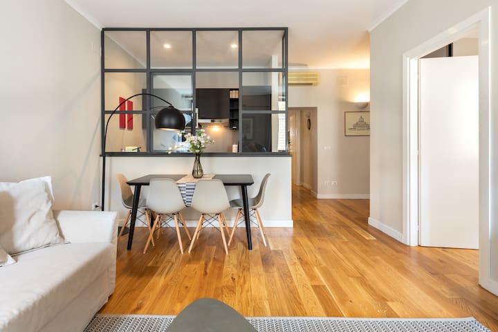 Raffinato Appartamento con Patio nel Quartiere Monti