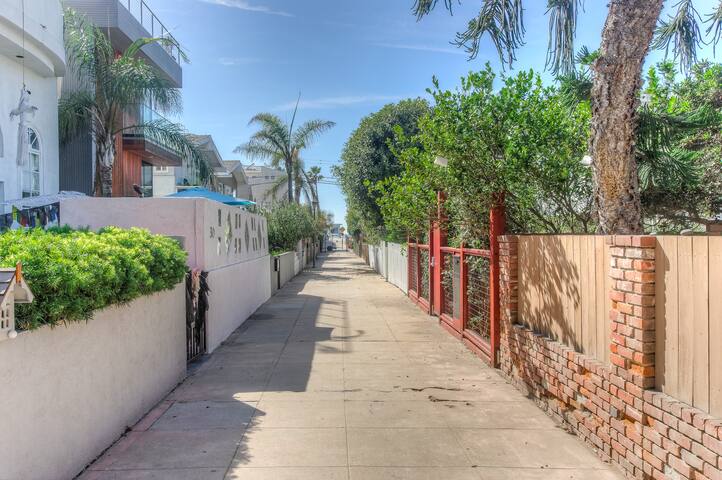 Venice Beach | Steps to the Ocean | Garage Parking gallery image 2