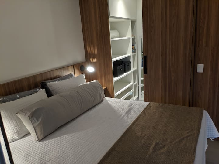 Tichý apartmán so skriňami, klimatizáciou, kompletným trousseauom a SmartTV pripojeným k Wi-Fi.
