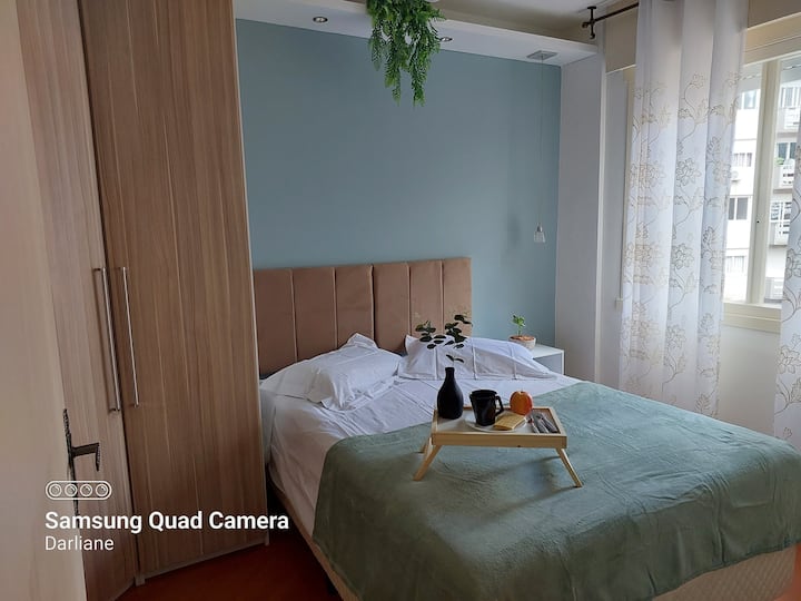 เตียงคู่พร้อมฟูกและกล่องใหม่ผ้าปูที่นอนผ้าฝ้ายหมอนและผ้าคลุม