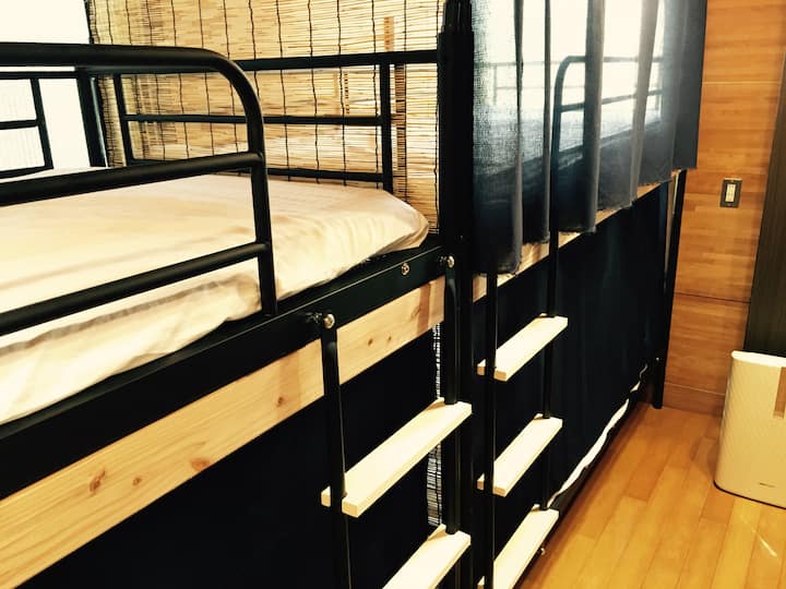 Litera, toda la cama tiene sombra.