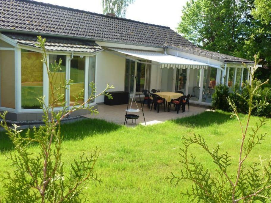 Garten mit Terrasse (Markise) und Grill
