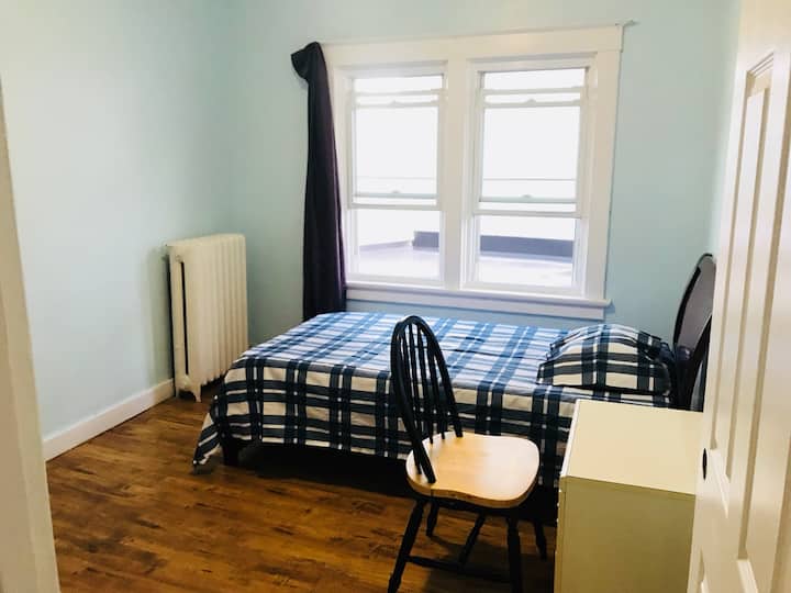Nice Bedroom Available On Downtown St.catharines - St. Catharines