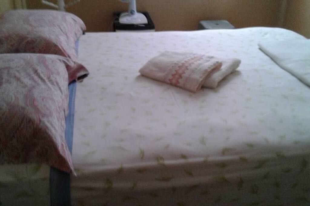 Cama de casal box (nova) pronta para receber os hóspedes.