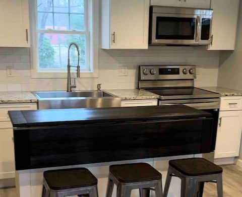 Cute cottage near UConn, lake, and restaurants.