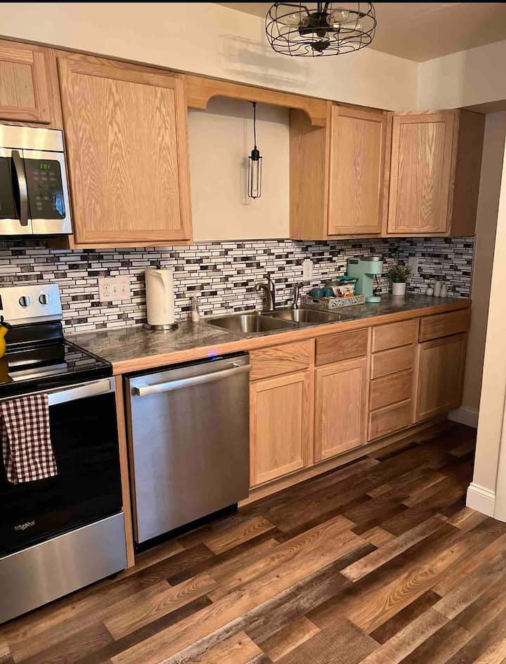 Clean! Downtown Renovated Apartment - Top Floor - Wyoming