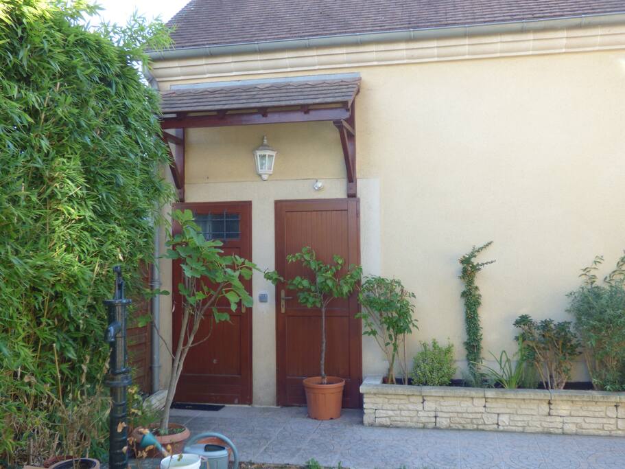 La porte de gauche est l'entrée principale de votre studio.